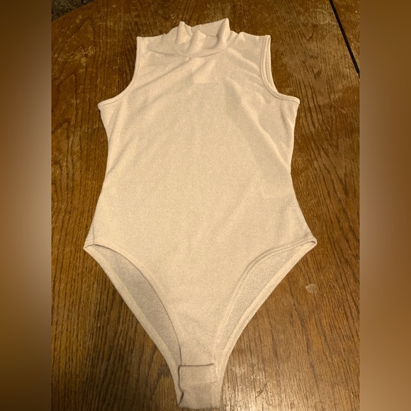 👚(bundle 4 items w/👚for $16) NWT beige bodysuit - Picture 1 of 7
